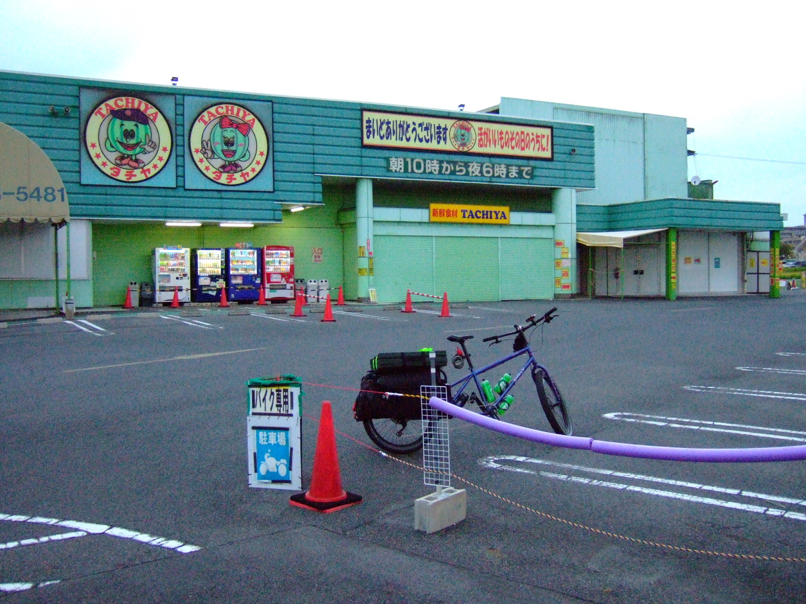 Cargo bike parked in front of Tachiya, a Nagoya food market, after closing time.